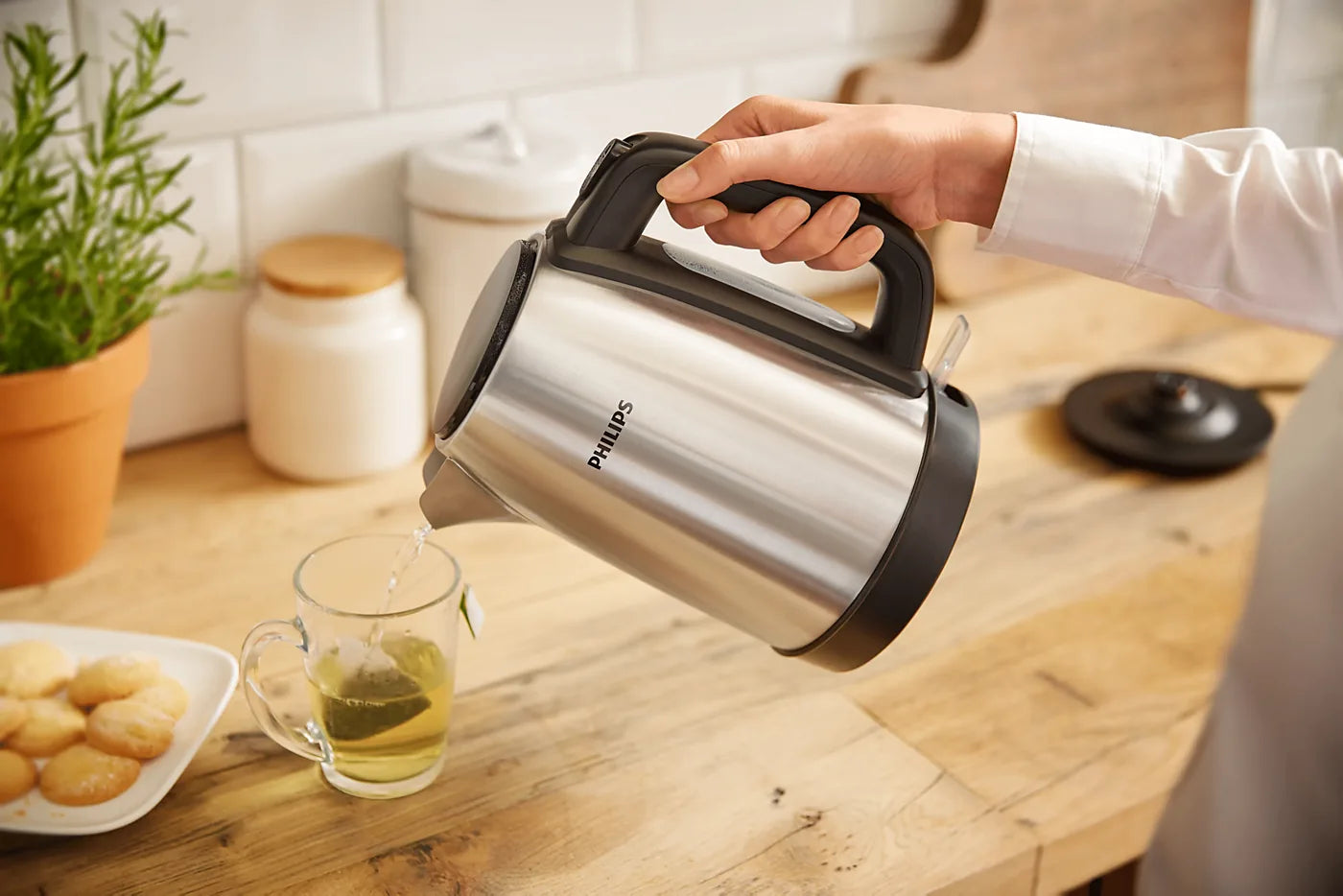 Philips HD9350/92 Kettle — view 3 | Philips HD9350/92 Spring Lid Kettle | ShandaarBuy